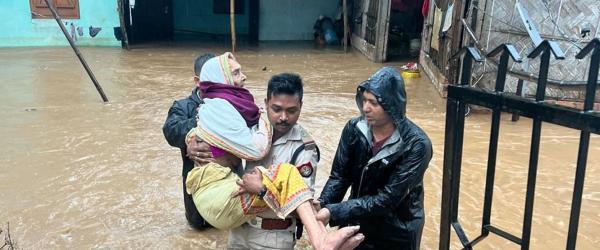 Basishtha polcie helps flood affected 