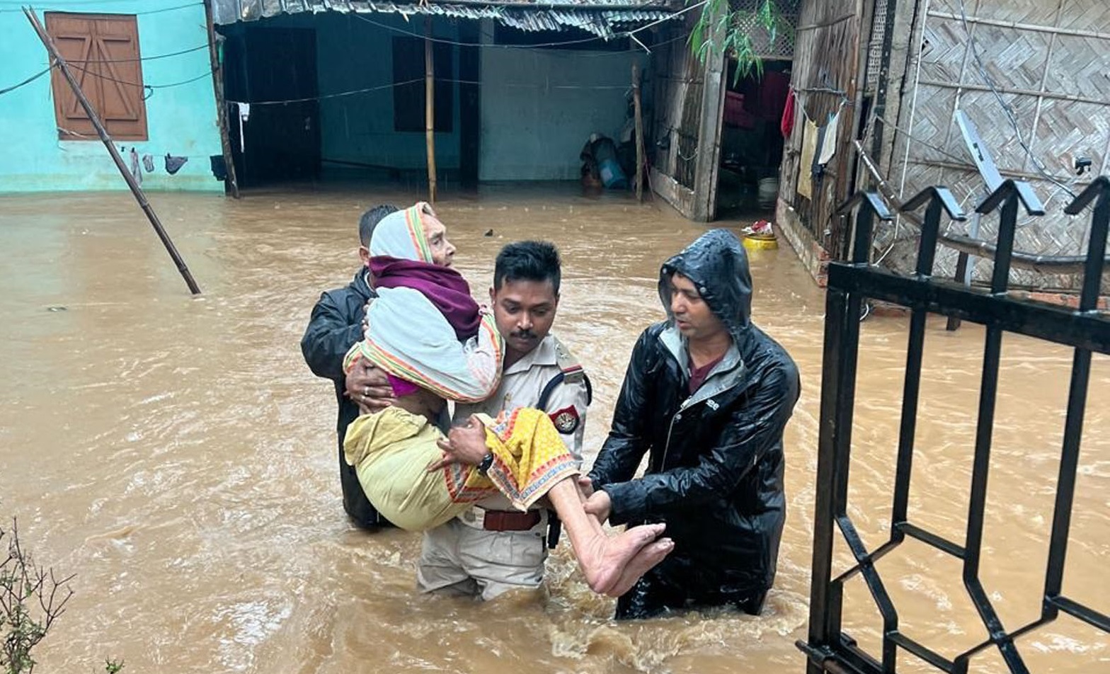 Basishtha polcie helps flood affected 